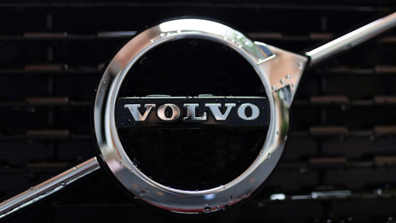 „Volvo“ istorinė nesėkmė: sužinokite, kodėl garsaus gamintojo akcijos krito į bedugnę