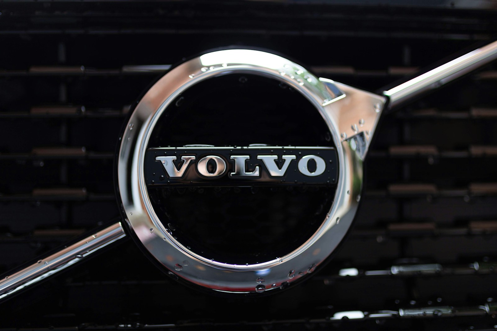 „Volvo“ istorinė nesėkmė: sužinokite, kodėl garsaus gamintojo akcijos krito į bedugnę