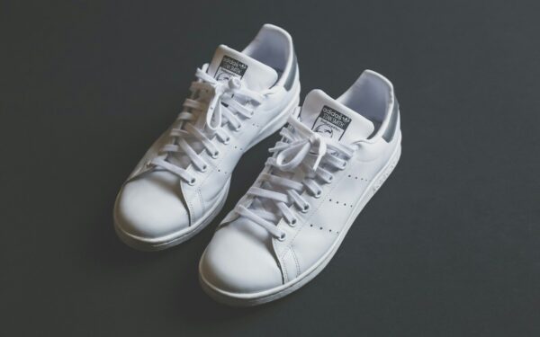 Erzinantys dryžiai ant batų išnyks: šis pigus triukas baltus sportinius batelius paverčia lyg naujais