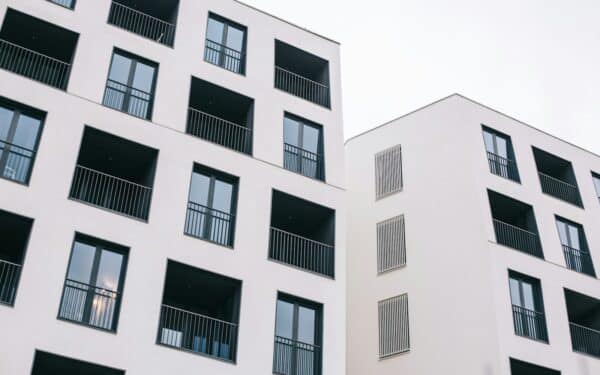 Kritinis įspėjimas daugiabučių gyventojams: viena klaida laiptinėje gali kainuoti iki 600 eurų