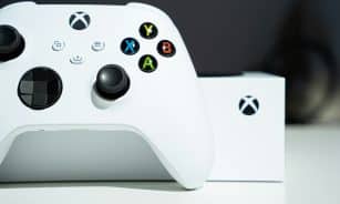 white xbox one game controller