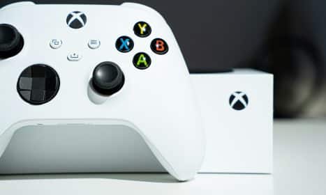 white xbox one game controller