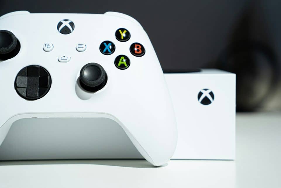 white xbox one game controller