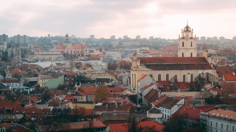 Po žiemos Vilniaus Senamiestyje laukia dideli pokyčiai: į gatves išriedėjo speciali technika