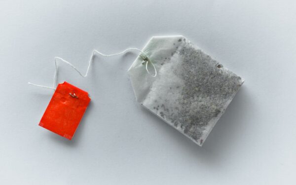 Neišmeskite arbatos maišelių: štai kaip jie padeda panaikinti batų kvapą