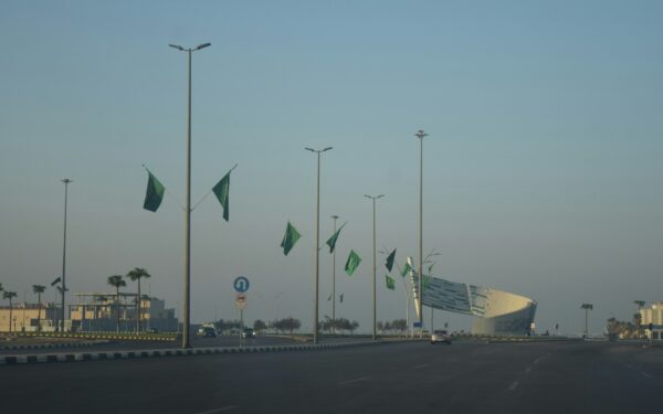 Įtampa pasiekė kritinį tašką: Saudo Arabija ragina Iraną nedelsiant nutraukti atakas