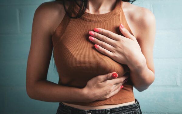 Tai ne tik krūtinės skausmas: sužinokite, kokie klastingi pojūčiai įspėja apie širdies smūgį