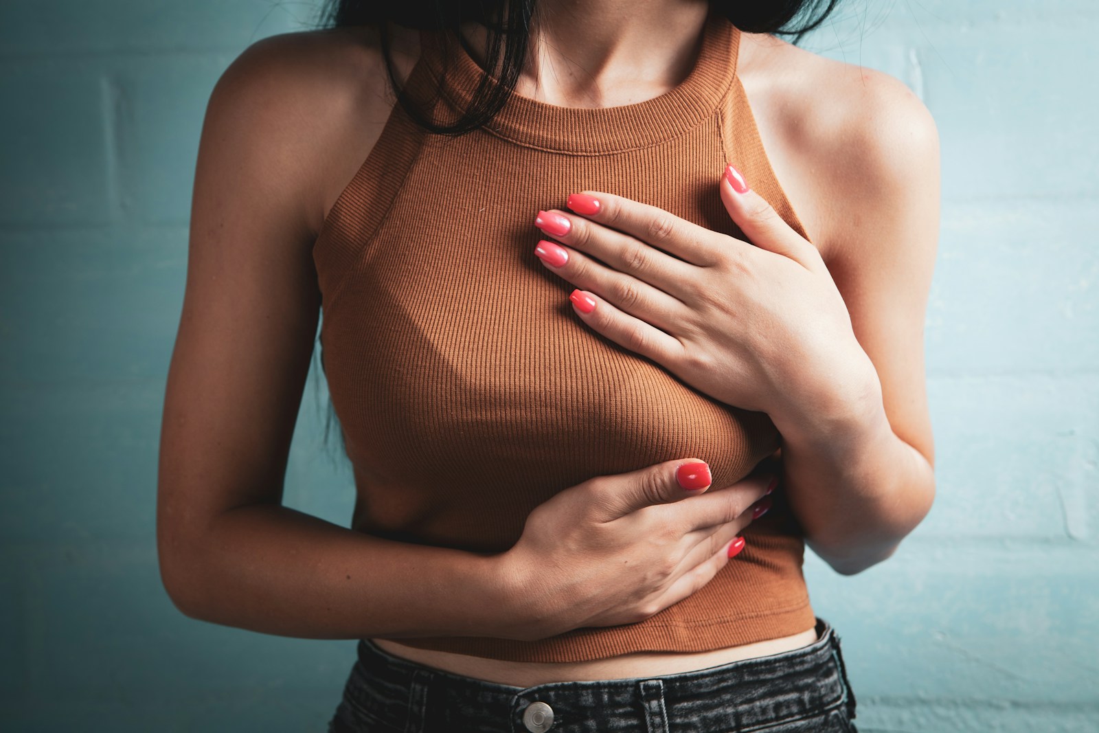 Tai ne tik krūtinės skausmas: sužinokite, kokie klastingi pojūčiai įspėja apie širdies smūgį