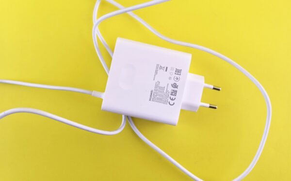 Elektrikai įspėja: paliktas įkroviklis per naktį gali kainuoti labai brangiai