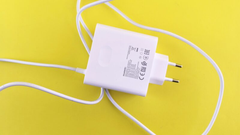 Elektrikai įspėja: paliktas įkroviklis per naktį gali kainuoti labai brangiai