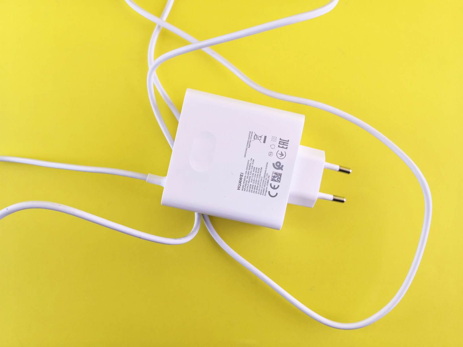 Elektrikai įspėja: paliktas įkroviklis per naktį gali kainuoti labai brangiai