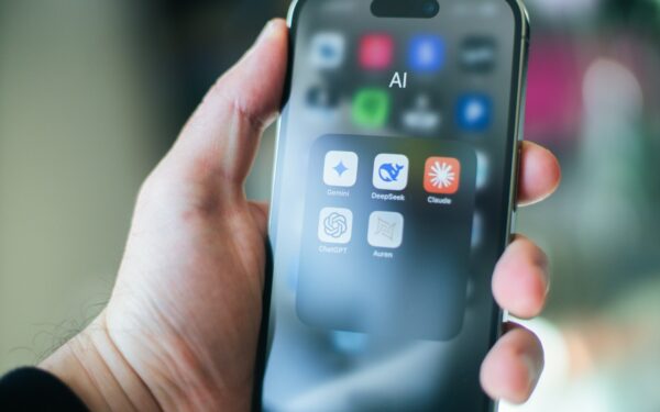 Ar robotas gali pastūmėti mirti? „Google“ atskleidė šiurpius „Gemini“ pokalbių užkulisius