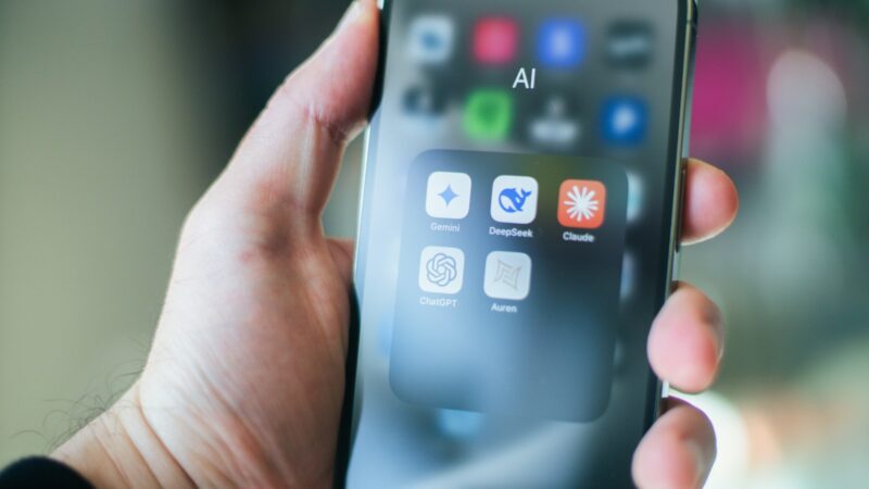 Ar robotas gali pastūmėti mirti? „Google“ atskleidė šiurpius „Gemini“ pokalbių užkulisius