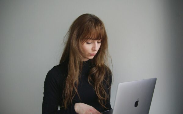 Pavargote skaityti? „Google“ ir „Apple“ leids naujienų tiesiog klausytis