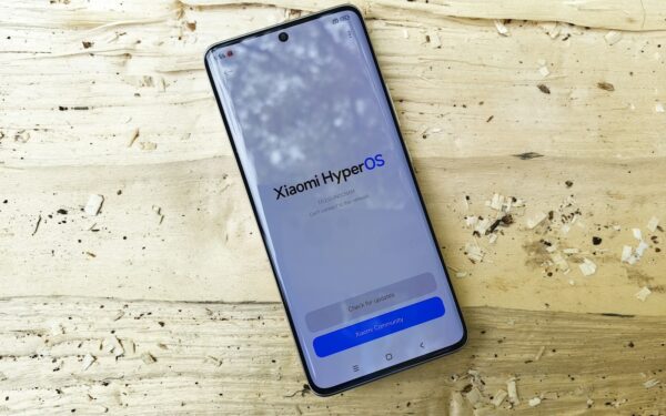 Daugiau jokių išsikrovusių telefonų: „Xiaomi“ pristatė pigų laidą, kuris dalijasi energija