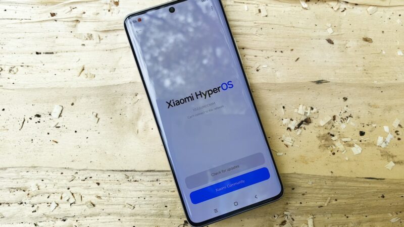 Daugiau jokių išsikrovusių telefonų: „Xiaomi“ pristatė pigų laidą, kuris dalijasi energija