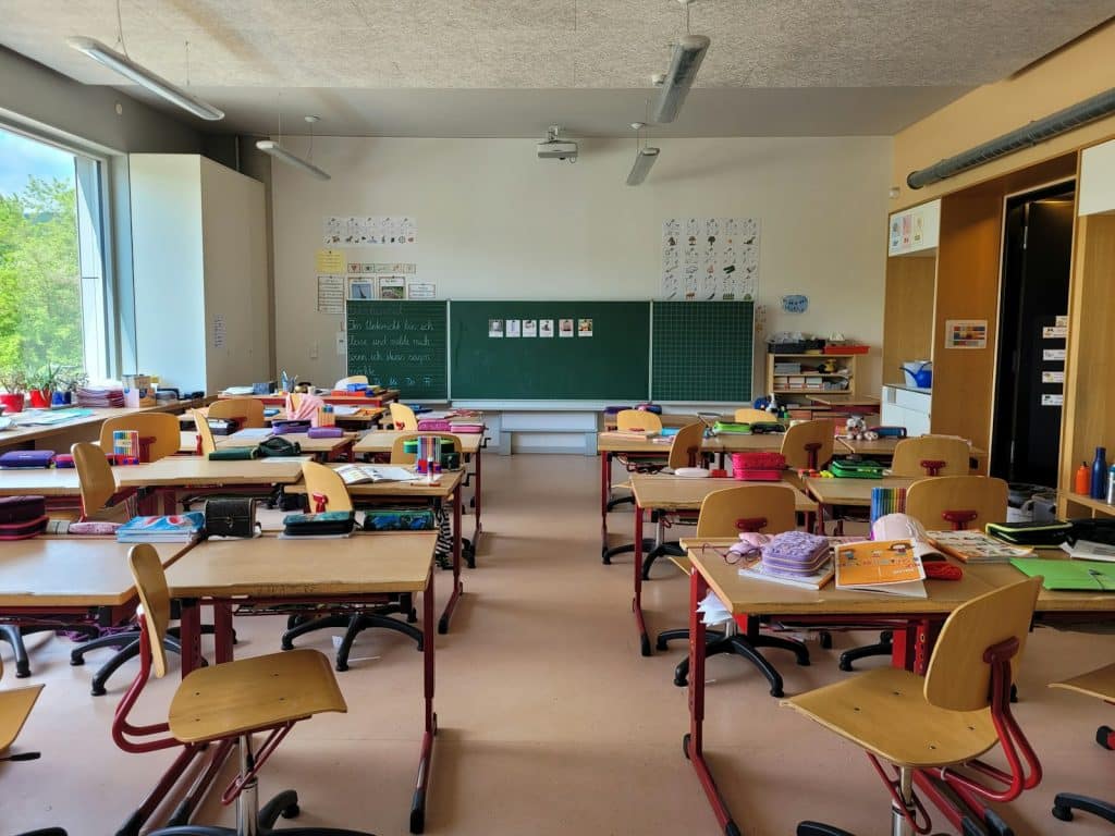A classroom filled with lots of desks and chairs