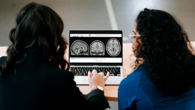 Revoliucinis proveržis: mokslininkai Alzheimerį dabar aptinka dar iki pirmųjų ligos ženklų