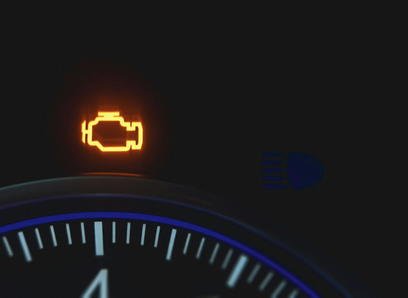 Užsidegė „check engine“ lemput?: „TikTok“ plintanti gudrybė gali padėti sutaupyti krūvą pinigų
