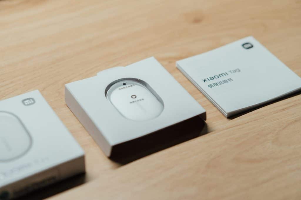 White wireless mouse in packaging with instructions.