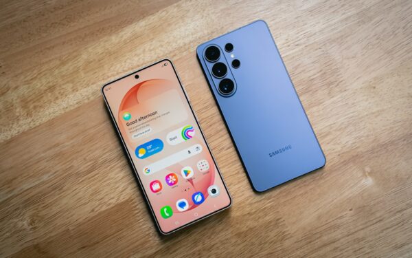 „Samsung Galaxy S26“ jau čia: ši naujovė paslėps jūsų ekraną nuo pašalinių