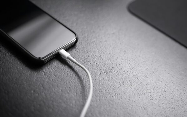 Daugelis tai daro kasnakt: specialistai įspėja, kodėl telefono negalima krauti šalia lovos