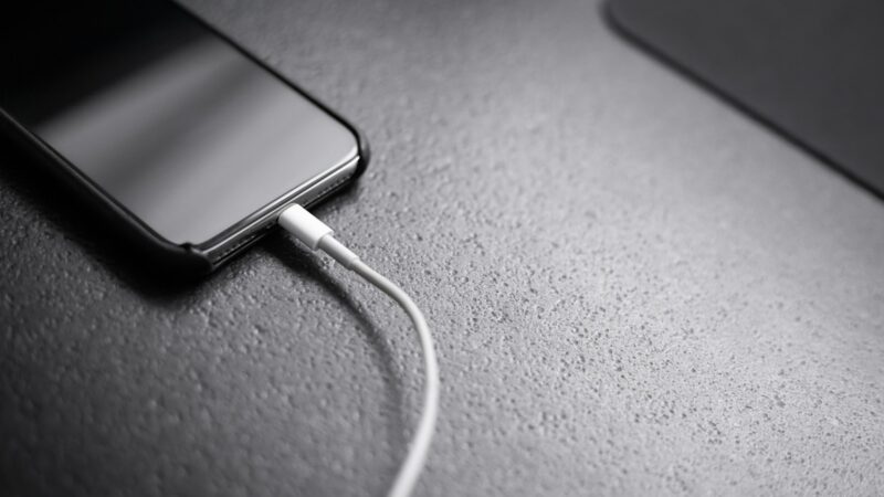 Daugelis tai daro kasnakt: specialistai įspėja, kodėl telefono negalima krauti šalia lovos