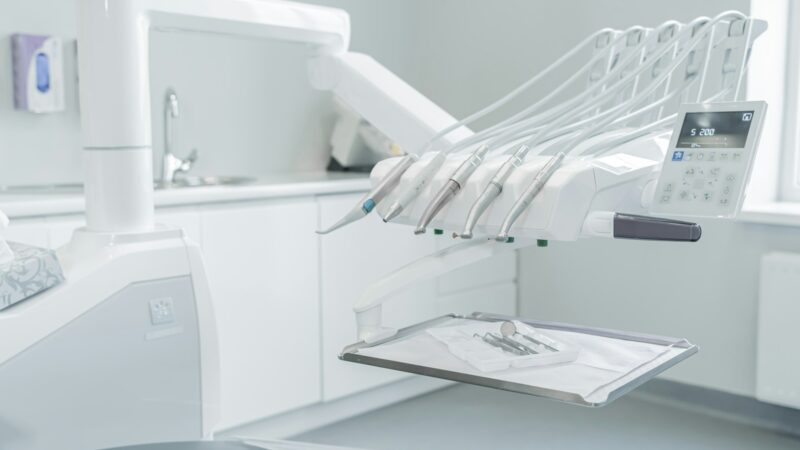 Pacientams su sudėtinga sveikatos būkle – daugiau galimybių: pradedamos teikti odontologinės paslaugos namuose