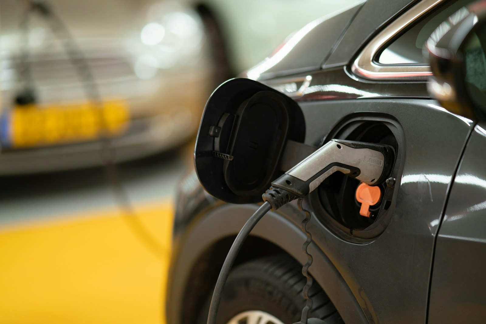 Ar elektromobilių era baigėsi? Sužinokite, kodėl JAV vėl renkasi benzininius variklius