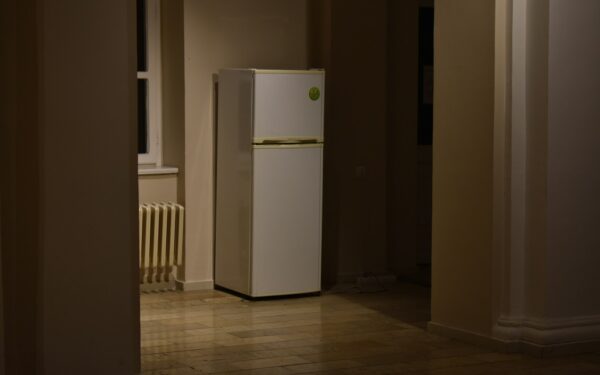 Gali baigtis gaisru: viena klaida atitirpinant šaldytuvą sugadins jį nepataisomai