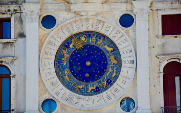 Laukia lemtingi posūkiai: astrologai atskleidė, kurios kovo dienos bus palankiausios pagal Zodiako ženklą