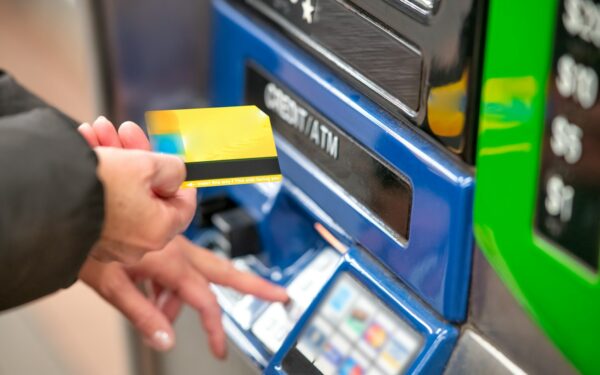 Bankomate pamatėte paliktą kortelę? Štai kodėl vienas prisilietimas gali brangiai kainuoti