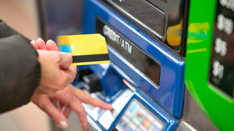 Bankomate pamatėte paliktą kortelę? Štai kodėl vienas prisilietimas gali brangiai kainuoti