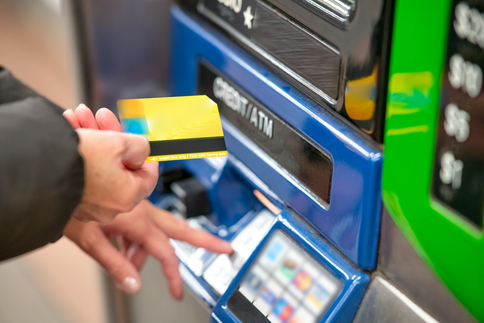 Bankomate pamatėte paliktą kortelę? Štai kodėl vienas prisilietimas gali brangiai kainuoti