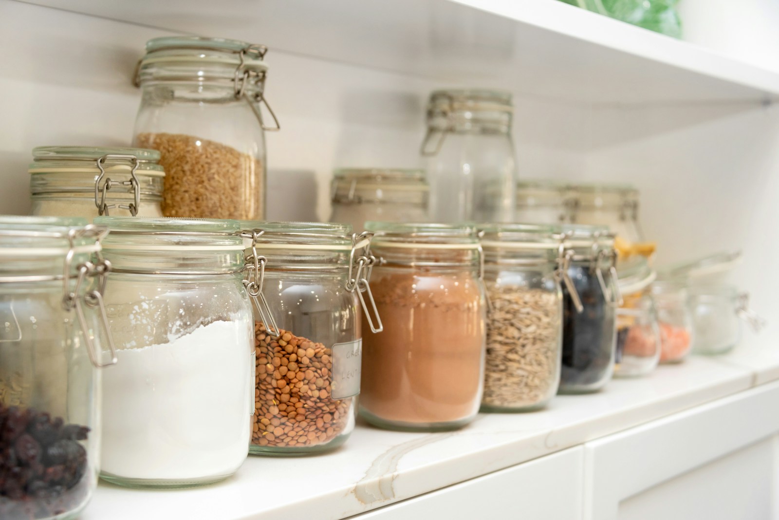Atrodo gerai, bet nuodija: štai kokius produktus iš spintelės privalote išmesti nedelsiant
