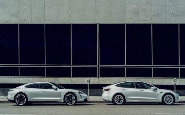 Elektromobilių perversmas: mokslininkai trigubai padidino baterijų talpą ir įveikė šaltį