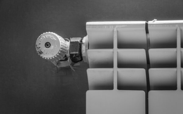 Namie vis tiek vėsu, nors radiatoriai kaista? Štai kaip pigiai pakelti kambario temperatūrą