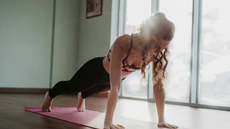 Pamirškite klasikinius atsilenkimus: treneriai atskleidė 4 pratimus, kurie daug greičiau sutvirtina liemenį