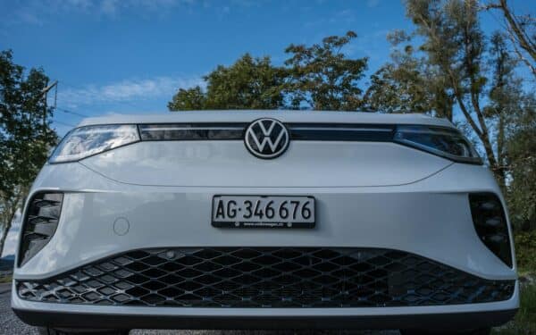 Gaisro rizika tūkstančiams „Volkswagen“ elektromobilių: kokių saugumo priemonių liepė imtis gamintojas?