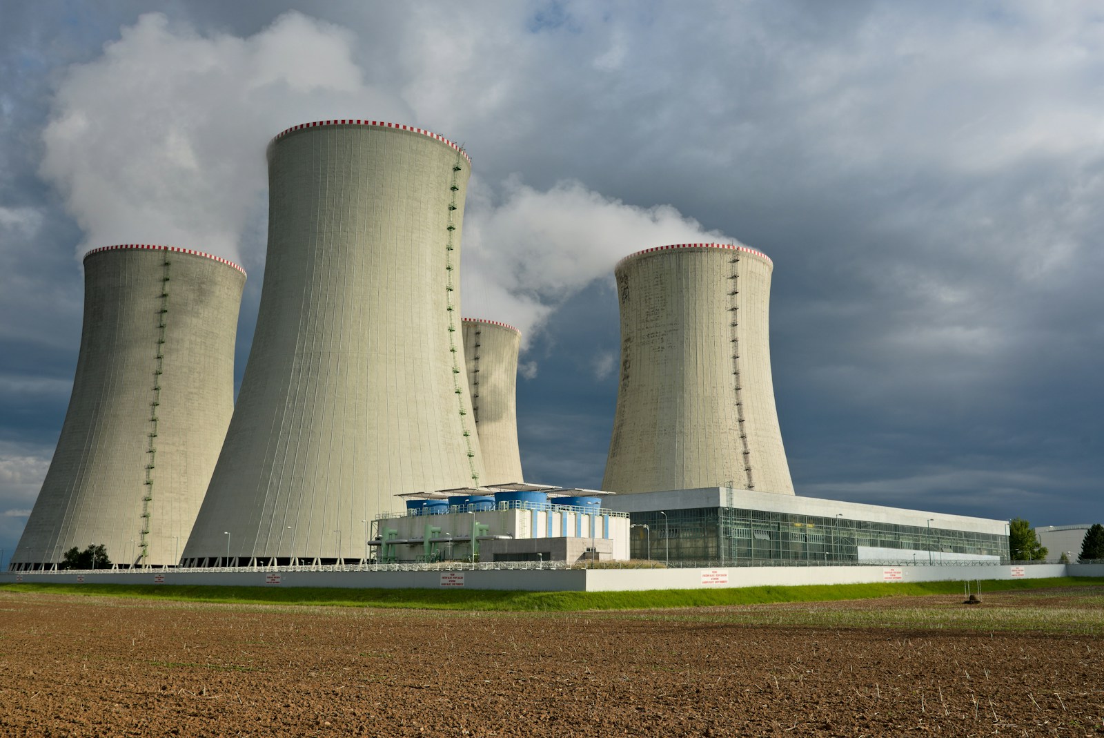 Pavojingas incidentas Irane: sviedinys pataikė į atominės elektrinės teritoriją