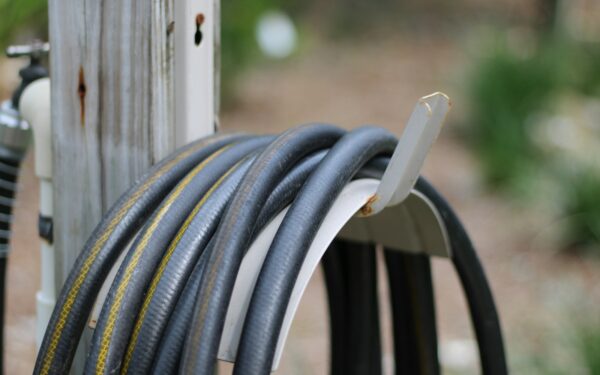 Pamirškite sunkius laistytuvus: štai kaip patiems pasigaminti sistemą, kuri laistys daržą už jus