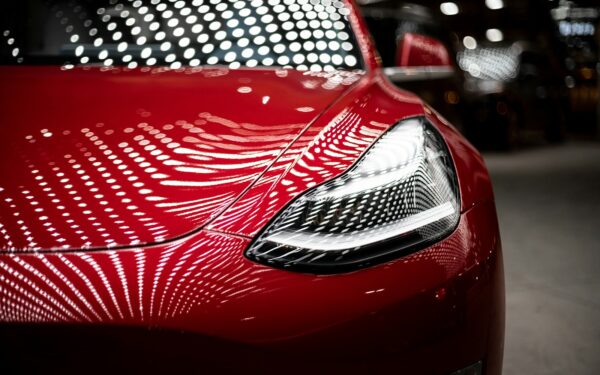 Šokas elektromobilių rinkoje: sužinokite, kodėl „Tesla“ sausį nušlavė visus konkurentus