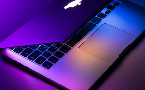 „Apple“ pereis prie OLED ekranų: aiškėja, kada ir kokie kompiuteriai jau naudos šią technologiją