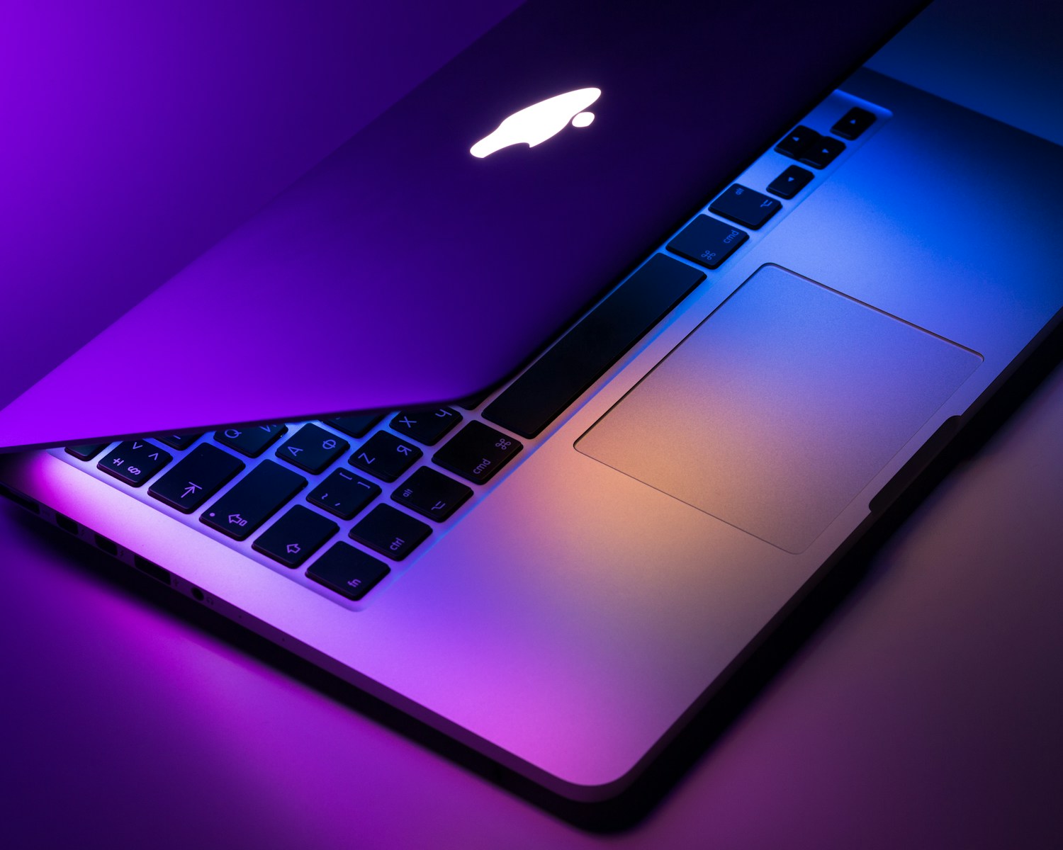 „Apple“ pereis prie OLED ekranų: aiškėja, kada ir kokie kompiuteriai jau naudos šią technologiją