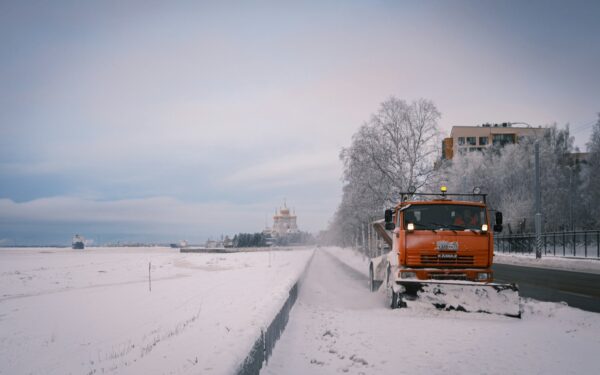 Pavojingos sąlygos sostinėje: gatvės valomos be pertraukų: Vilniaus gatvėmis įsukta 16 tūkst. kilometrų
