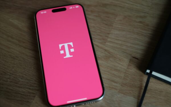 Persigalvoti kainuos brangiau: „T-Mobile“ didina mokesčius pirkėjams, grąžinantiems telefonus