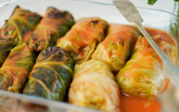 Šeimininkės dalinasi: greičiausias būdas paruošti kopūstų lapus balandėliams