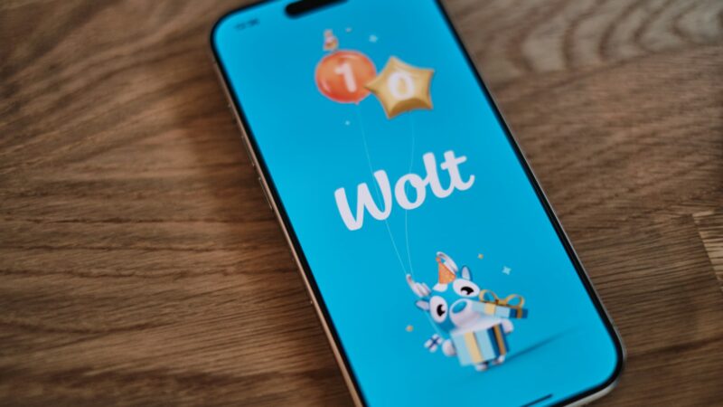 Žiniasklaida: Kalbos inspekcija šiemet sulaukė 10 skundų dėl „Bolt“ vairuotojų ir „Wolt“ kurjerių