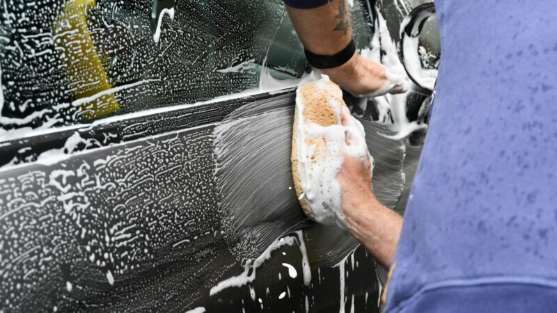 Automobilių ekspertai įspėja: viena klaida skalbiant mikropluošto šluostes gali sugadinti stiklą