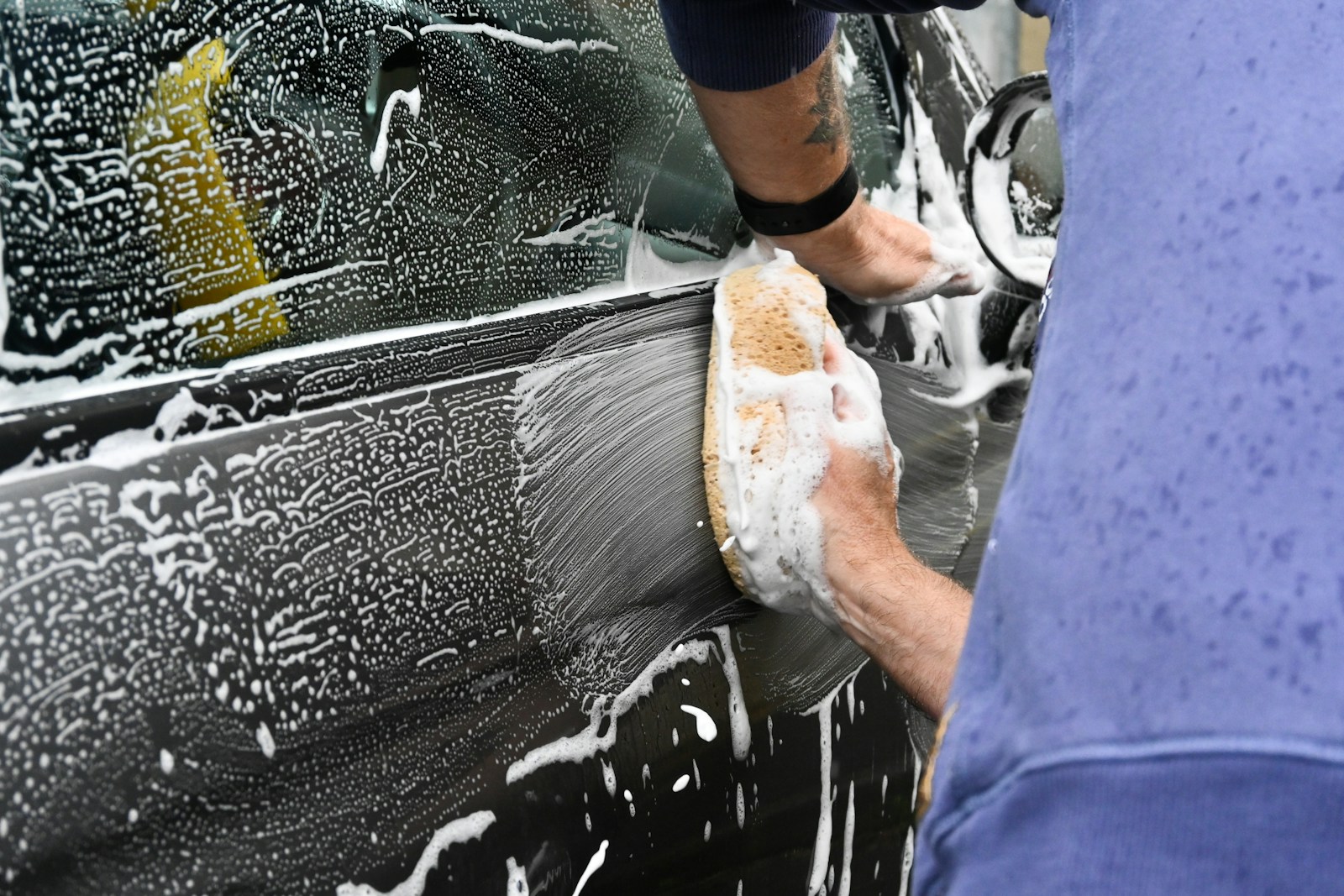 Automobilių ekspertai įspėja: viena klaida skalbiant mikropluošto šluostes gali sugadinti stiklą